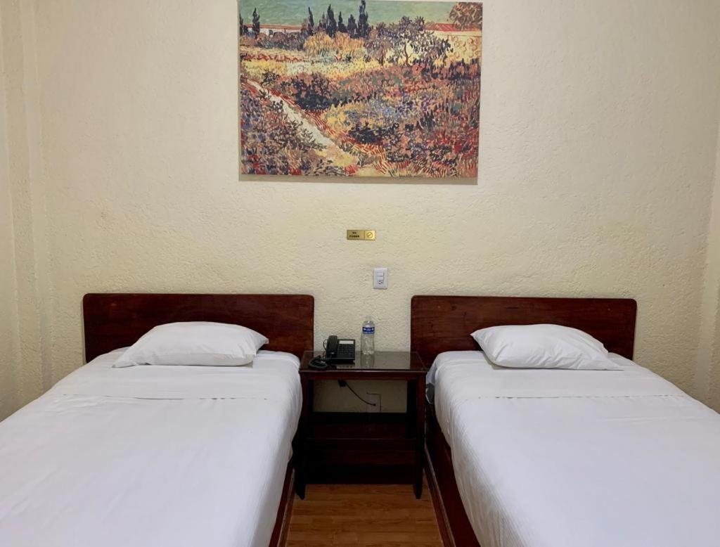 Hotel Capri De Leon Mexico Kültér fotó